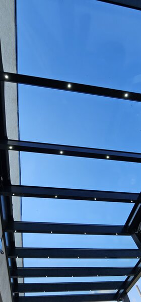 Pergole retractabile si sisteme de sticla (glisante/ghilotina).