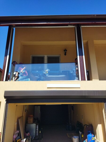 Pergole retractabile si sisteme de sticla (glisante/ghilotina).